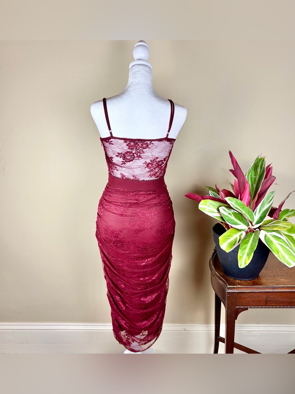 NWT Lulus Lace body con Cut Out dress Size S Poolside Graduation Party - Picture 3 of 7